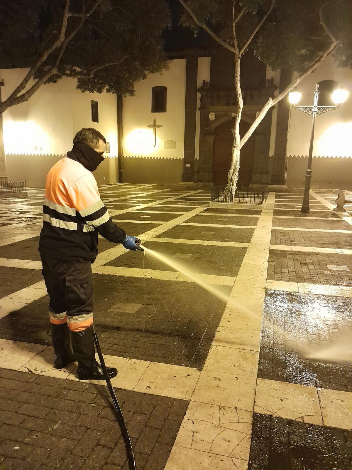 Imagen de un operario del Ayuntamiento capitalino realizando labores de limpieza.