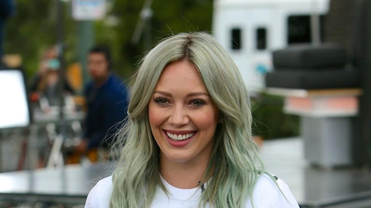 Hilary Duff derrocha simpatía en el programa 'Extra' de Mario Lopez