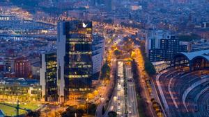 Vista de la Ronda Litoral de Barcelona, con la Estació del Nord y el edificio de Gas Natural en primer término.