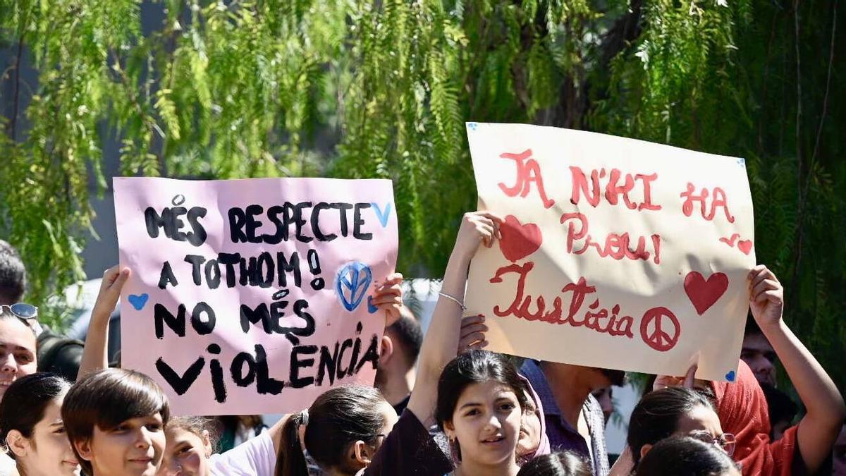Alumnos de La Mina enarbolan pancartas contra la violencia en las aulas.