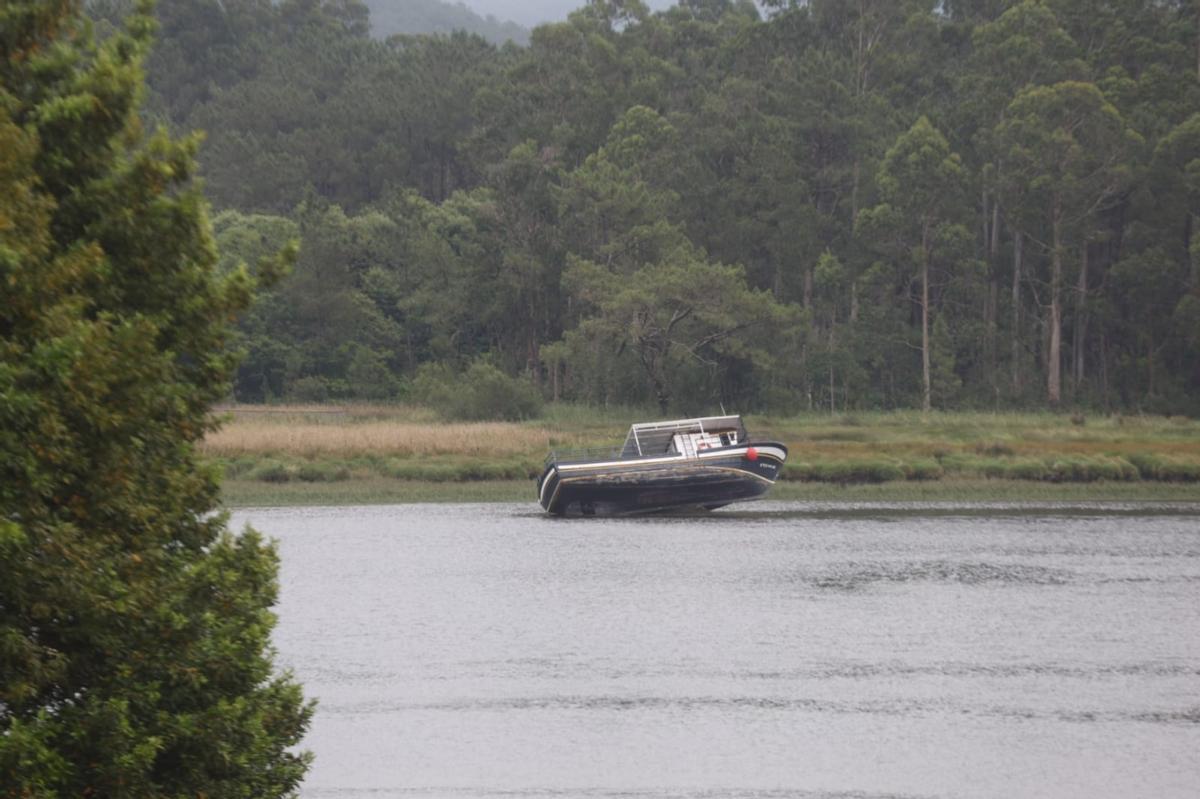 El barco encallado anoche en el río Ulla, a la altura de Catoira, ocupa un importante espacio natural.