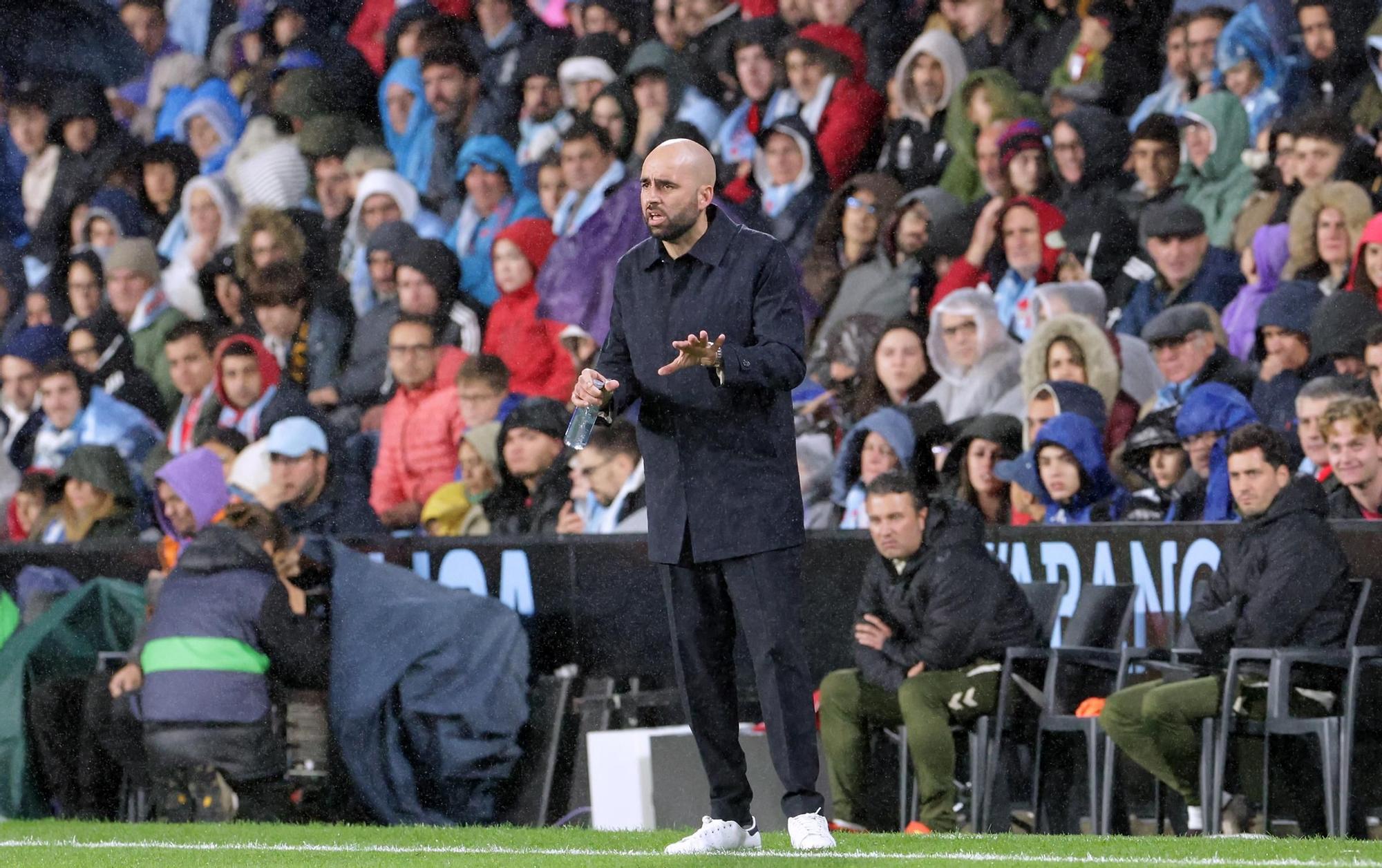 Claudio Giráldez, dando instrucciones a sus jugadores durante el partido del Celta contra el Barça