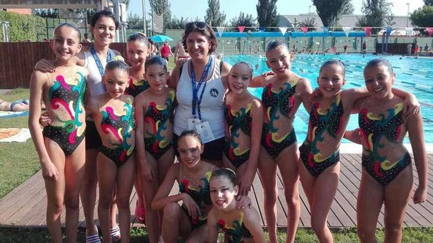 Las nadadoras del equipo ourensano, con sus entrenadoras. // FdV