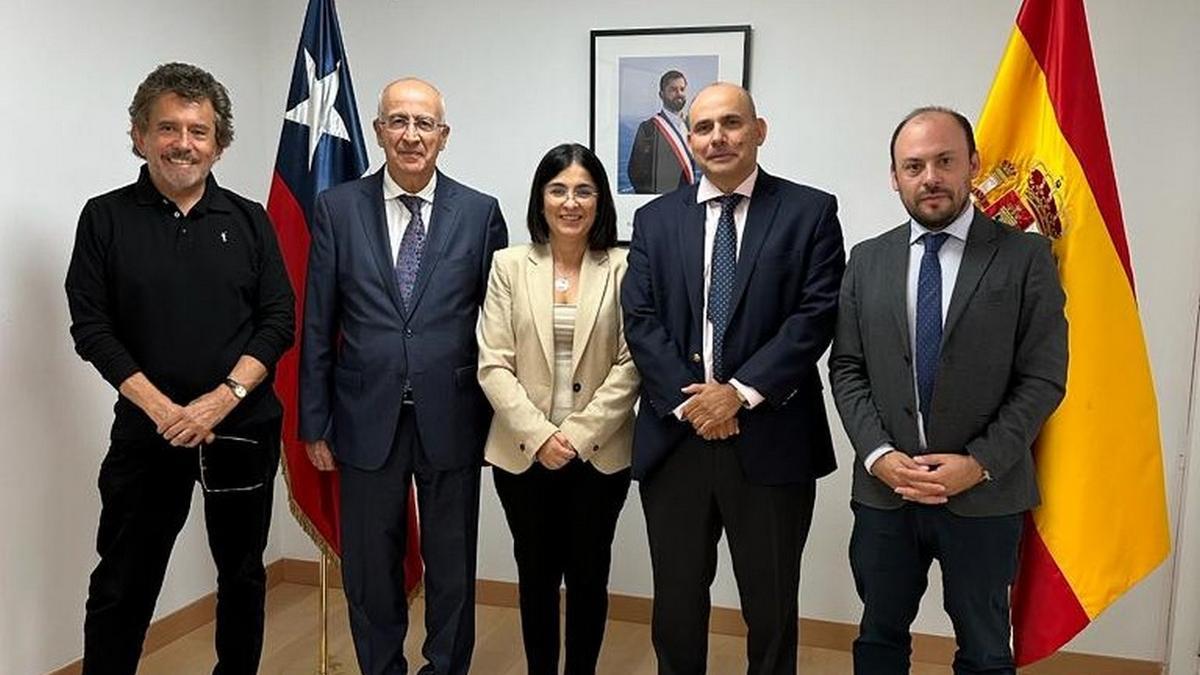 Darias y Hernández Spínola durante el encuentro en la Embajada de Chile en España.