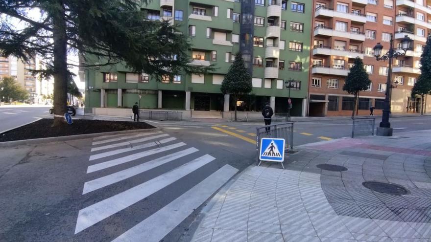 En primer término, el paso de cebra antiguo, y un poco más allá, el provisional. | LNE