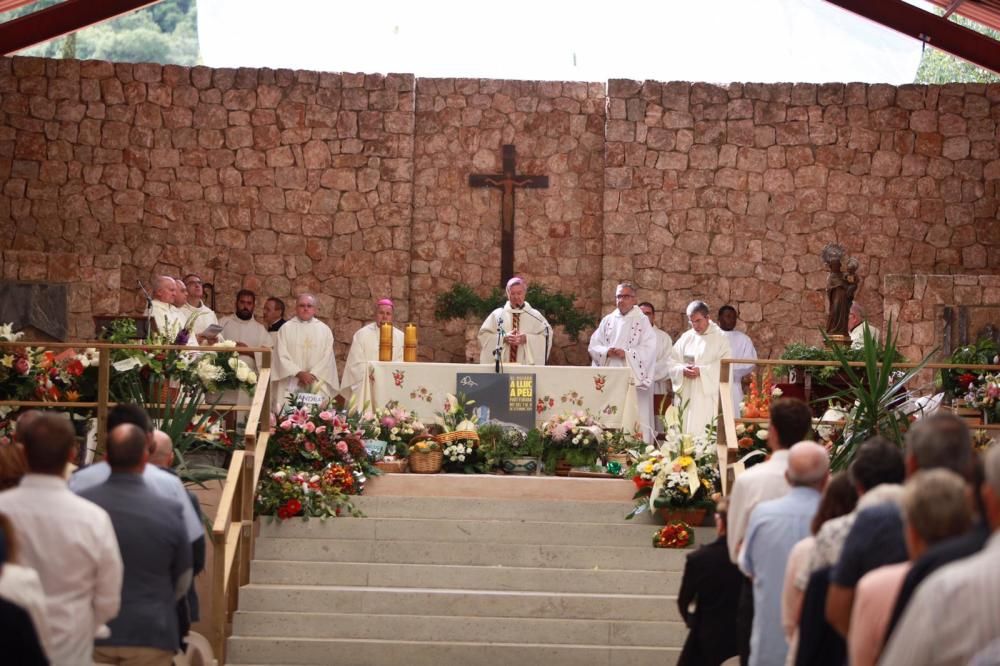 Lluc oficializa la marcha de los 'coritos' en una misa presidida por el obispo