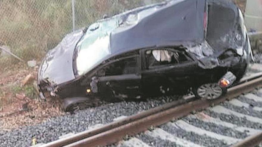 Herida al precipitarse con su vehículo en las vías del tren