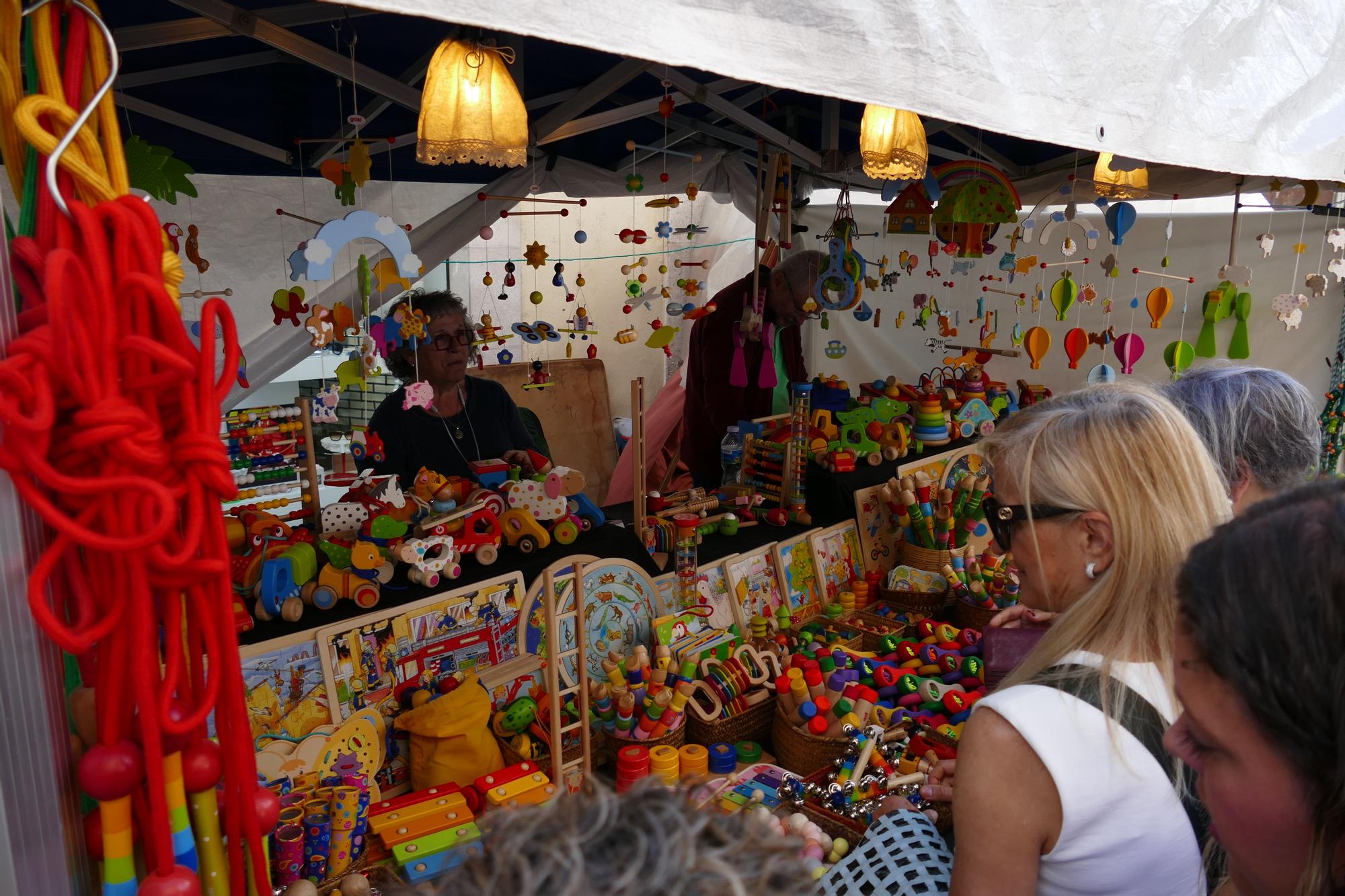 Carrers plens de gom a gom per les fires de l'1 de maig