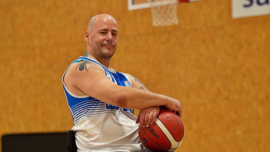 Pablo Hempler, sobre estas líneas, posa con su balón de basket.