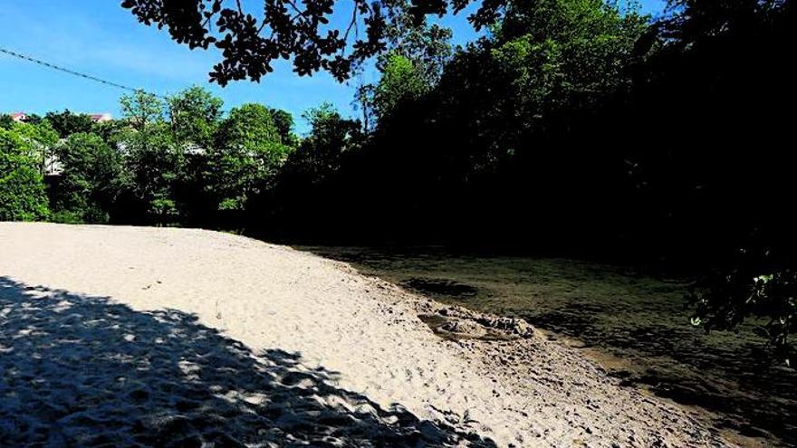 La playa fluvial de O Val, ayer.