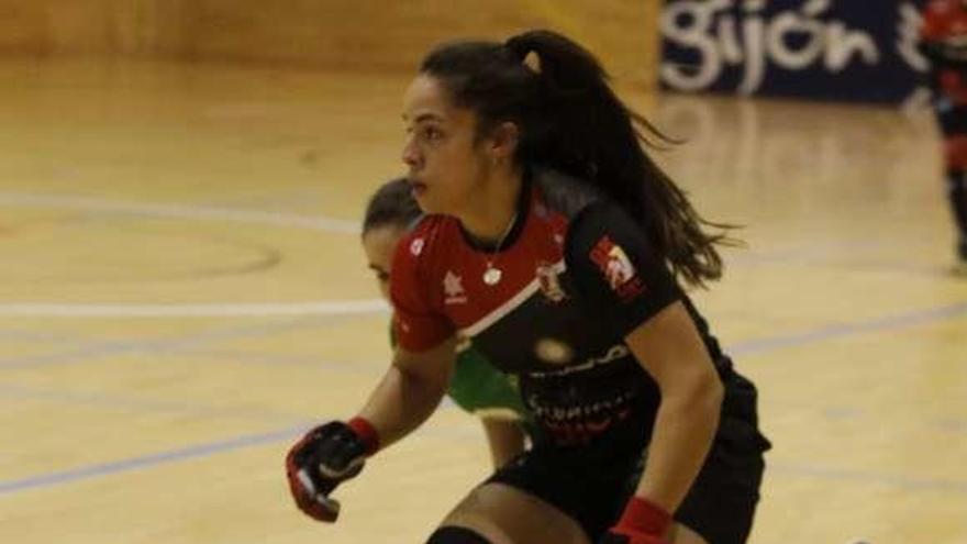 La jugadora del Telecable Julieta Fernández conduce la bola.