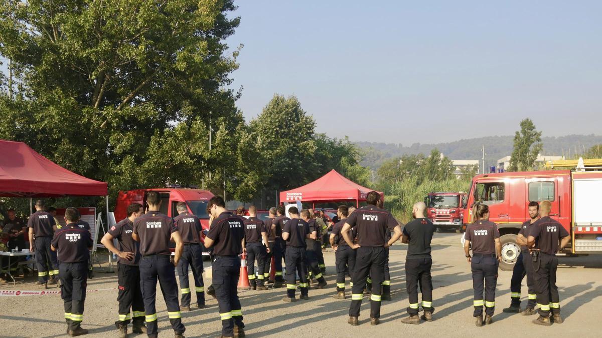 Bombers al centre de comandament dels Bombers a l'incendi de Sentmenat