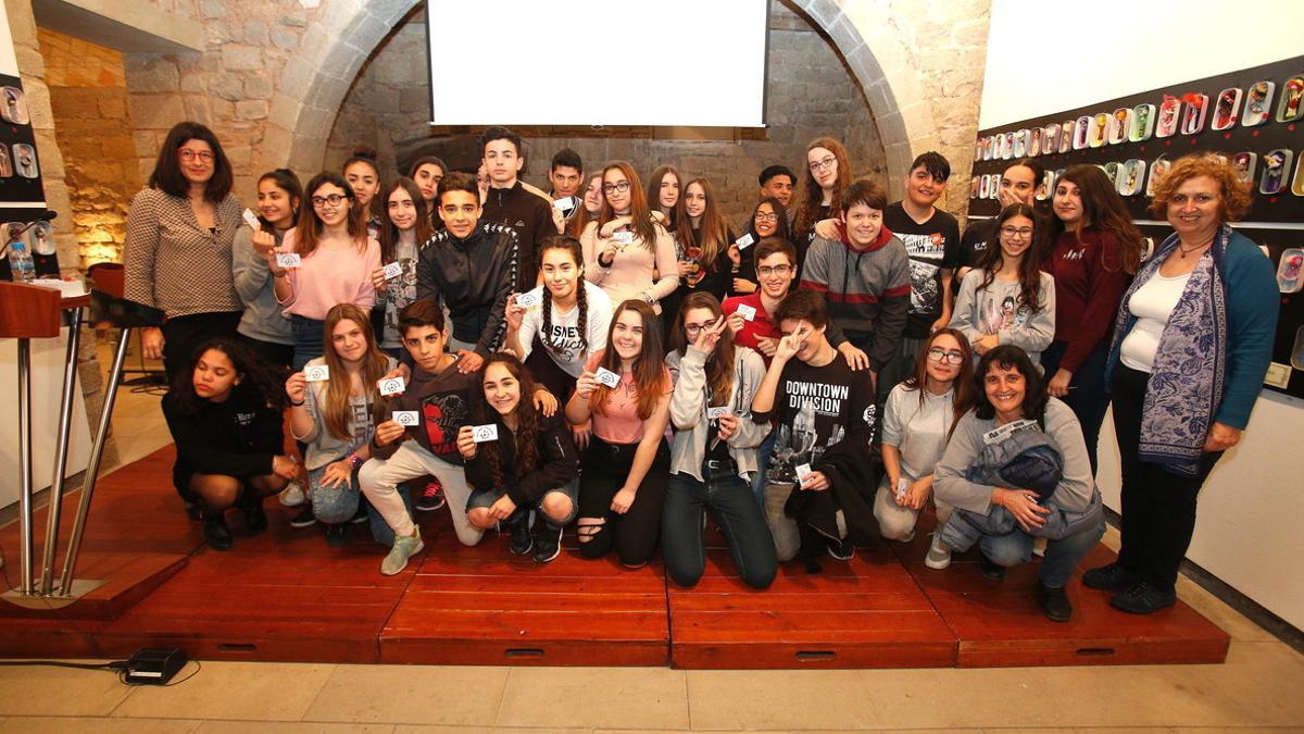 Jóvenes adheridos a la 'Xarxa Activa de Joventut per a la Igualtat' de Cornellà