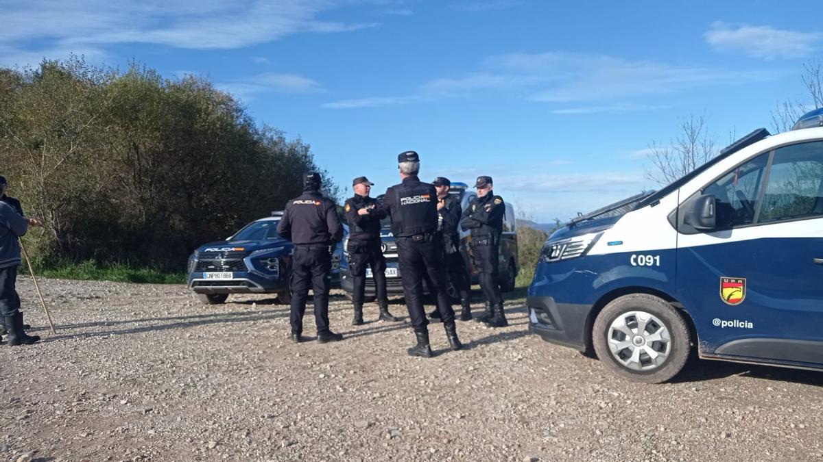 Varios policías nacionales en Berbes, este martes.