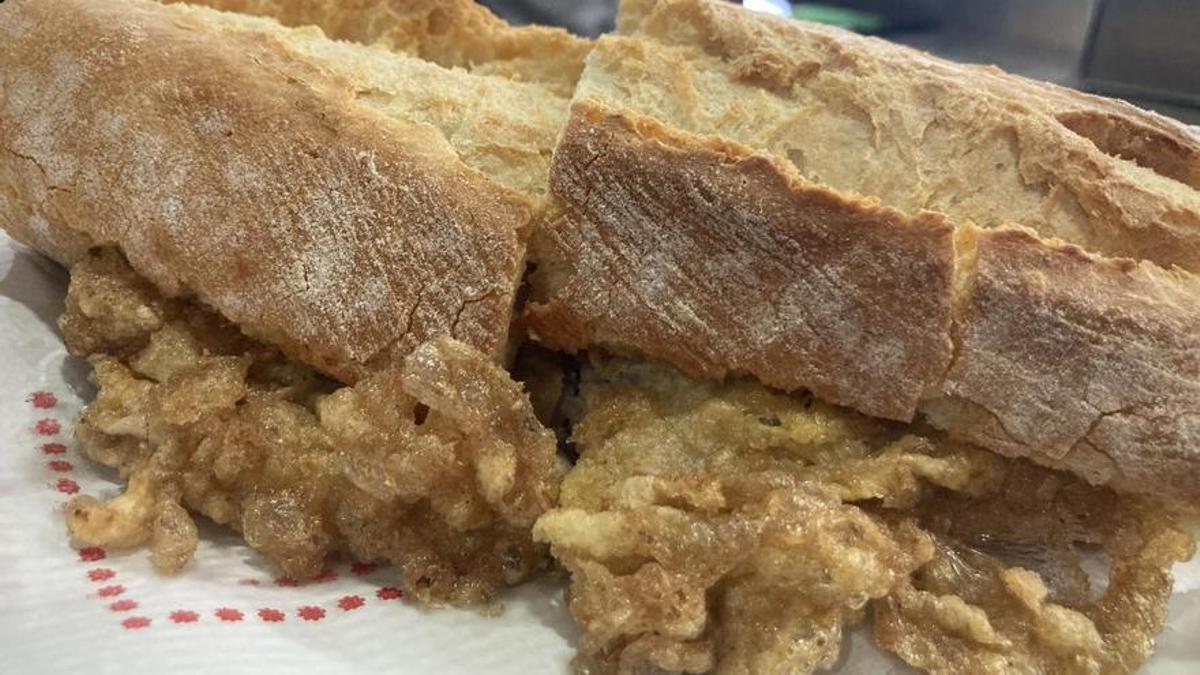 El famoso bocadillo de carne del bar Casino, de Cornellana