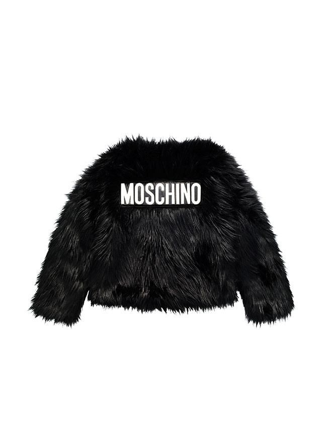 Todas las imágenes de la colección de Moschino x H&M: abrigo corto de pelo negro con logo