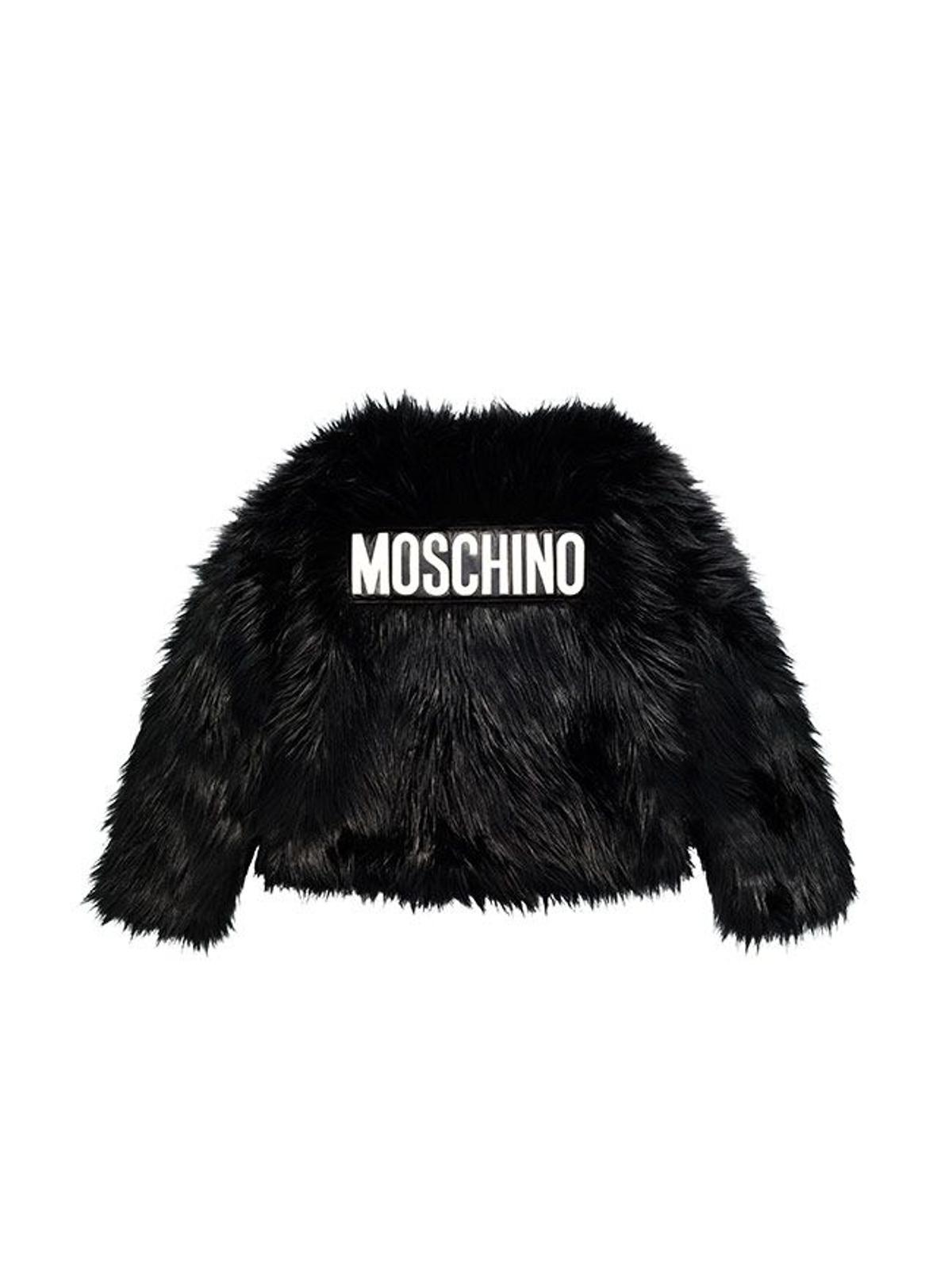 Todas las imágenes de la colección de Moschino x H&amp;M: abrigo corto de pelo negro con logo