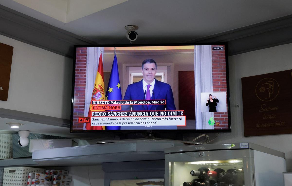 Los ciudadanos siguen la declaración institucional de Pedro Sánchez