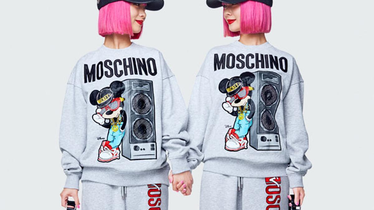 Todas las imágenes de la colección de Moschino x H&amp;M: chandal con Mickey Mouse, gorras y riñoneras