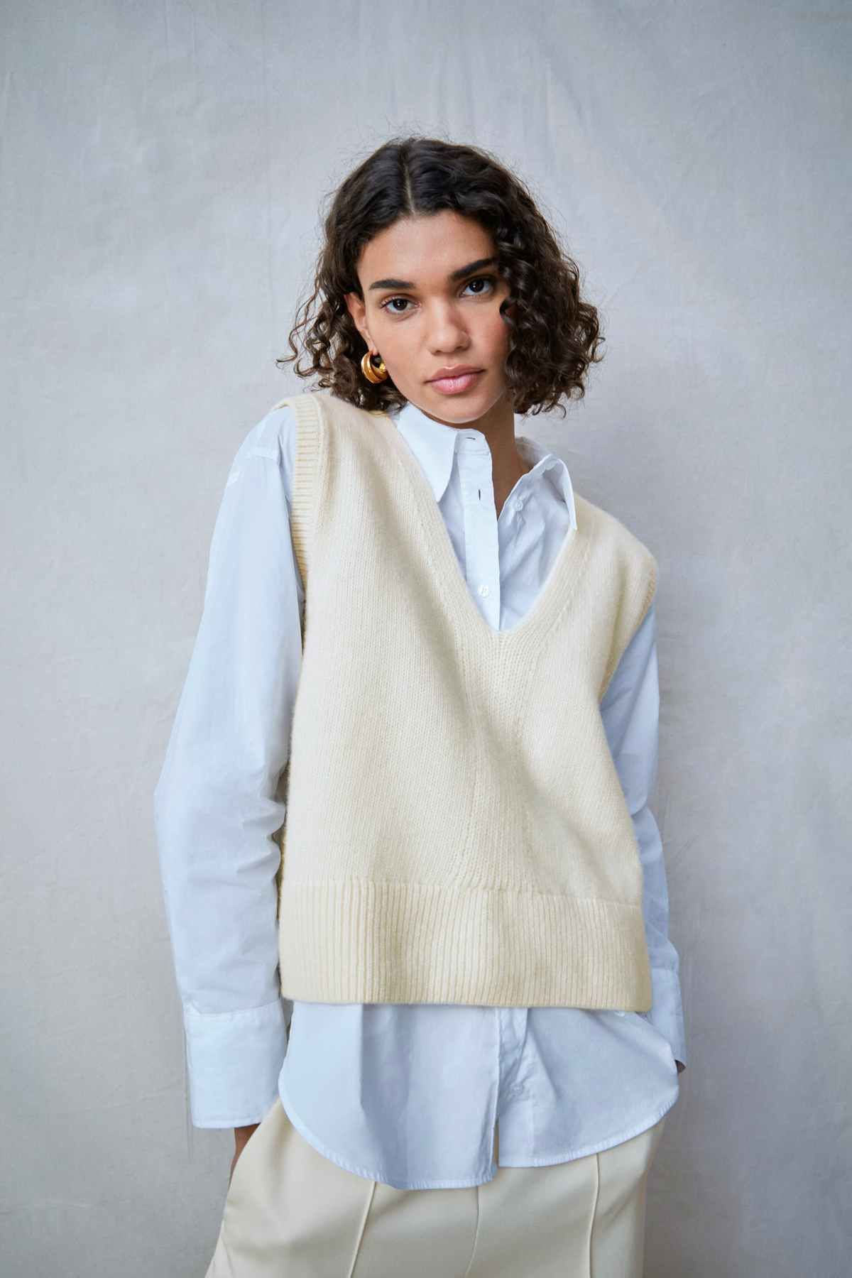 Los chalecos de punto de Zara, Mango y Pull & Bear que combinarás con  camisas blancas esta primavera - Woman