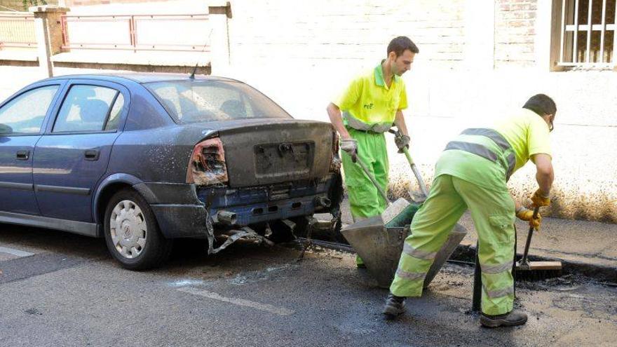 Arden 12 contenedores en Zaragoza en una hora y media