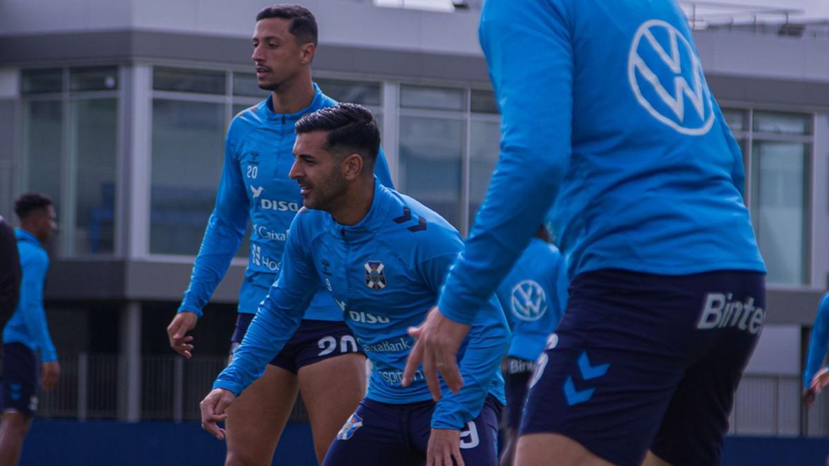 Ángel Rodríguez, junto a Maikel en el entrenamiento de ayer en la Ciudad Deportiva Javier Pérez. | CD TENERIFE