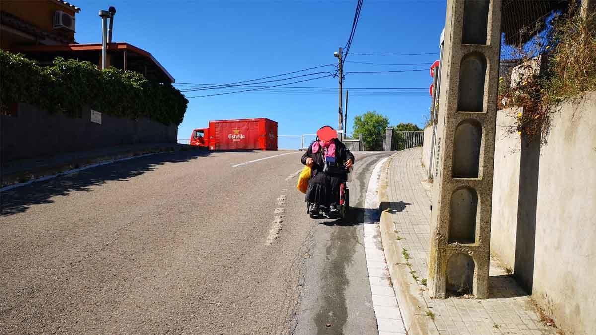 Aceras en mal estado y con obstáculos en la urbanización Castellnou de Rubí. Foto del lector Luis Aguilar.