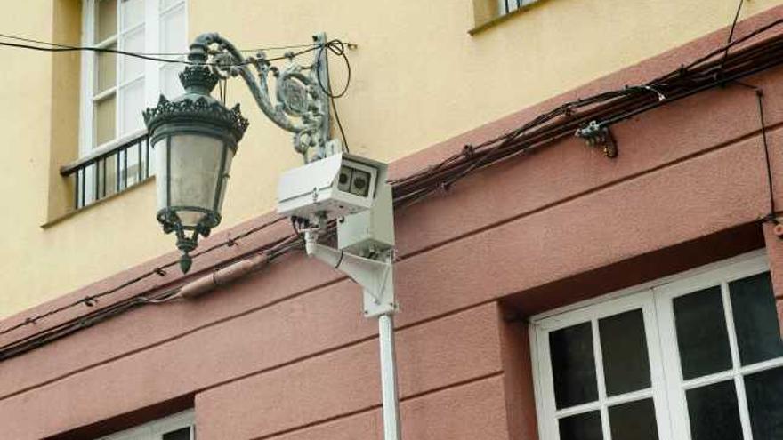 La cámara instalada en la calle Manuel Fernández Juncos, de Ribadesella.