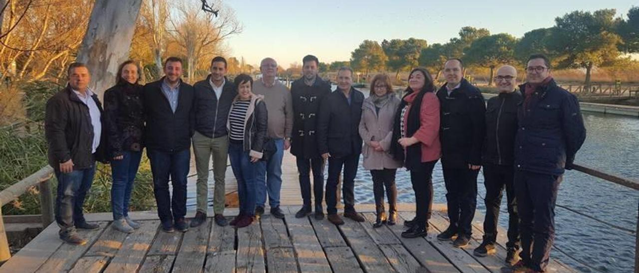 Los dirigentes socialistas reunidos ayer, en el Port de Catarroja.