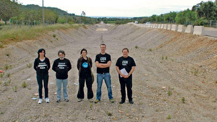 Representantes de Tren de Llevant y del GOB, en una de las zanjas por obras del tren.