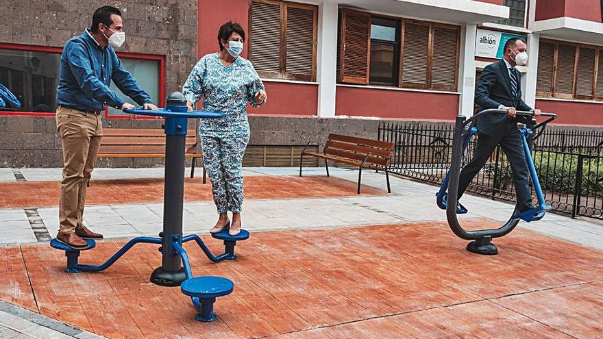 Heriberto Reyes, Minerva Alonso y Teodoro Sosa usan los aparatos biosaludables