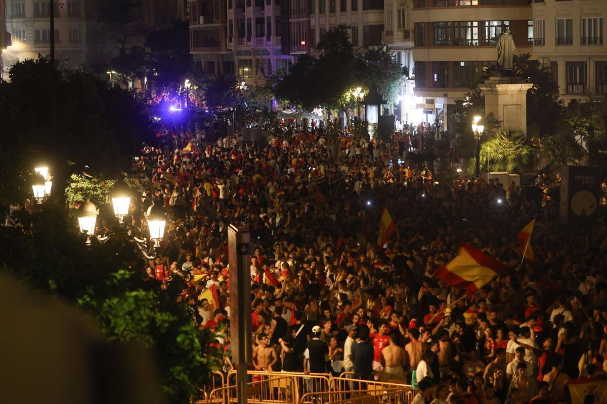 Así está viviendo la plaza del Ayuntamiento de València la final del Mundial de España
