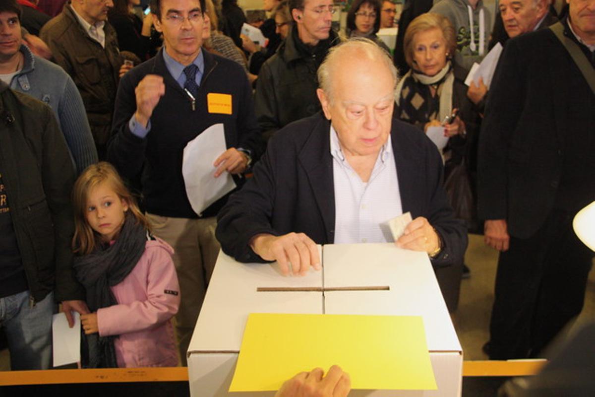 El ’expresident’ Jordi Pujol diposita la papereta en un col·legi de Sant Gervasi.