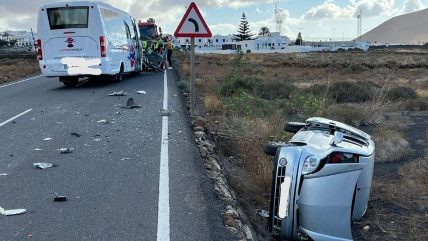 Aparatoso accidente entre un microbús y un monovolumen en Lanzarote