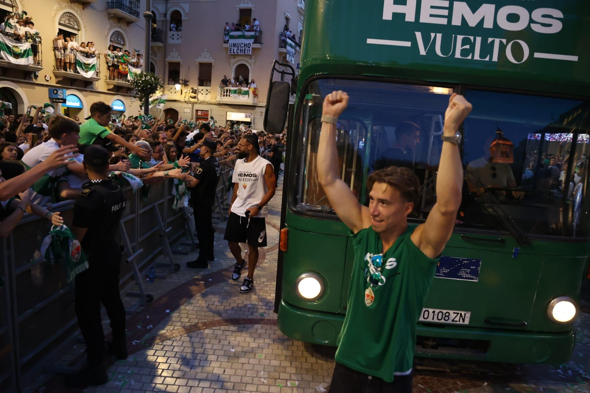 El Elche CF celebra el ascenso a Primera con una rúa en autobús hasta la Plaça de Baix