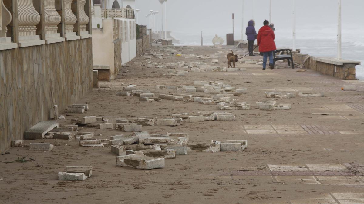 Los enormes daños en el paseo de la playa de Piles, que después fueron reparados, tras el temporal «Gloria» de enero de 2020.