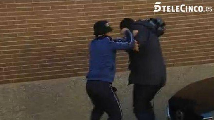 Dos detenidos por agredir a un cámara de Mediaset en el tanatorio en el que se encontraba el ultra