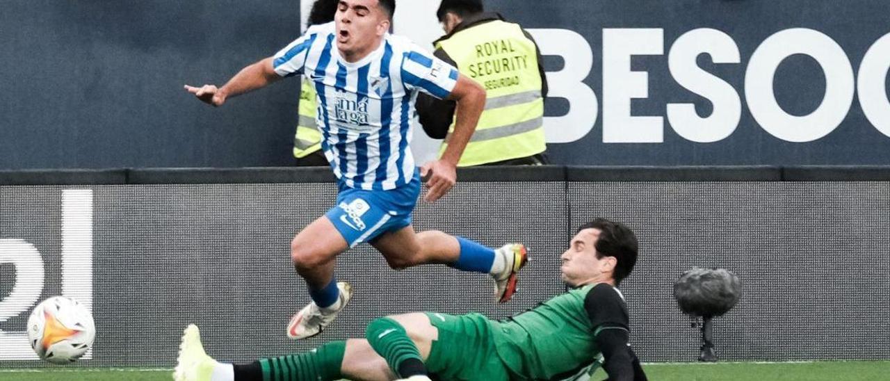 Víctor Gómez, lateral diestro del Málaga CF, durante una acción del encuentro del pasado sábado frente al Eibar en La Rosaleda.