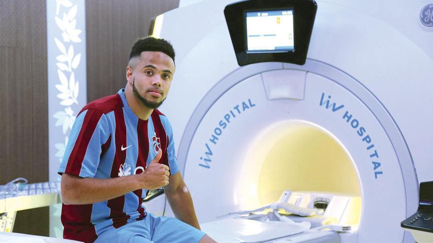 Theo Bongonda, ayer, con el uniforme del Trabzonspor, durante el reconocimiento médico. // @Trabzonspor_En