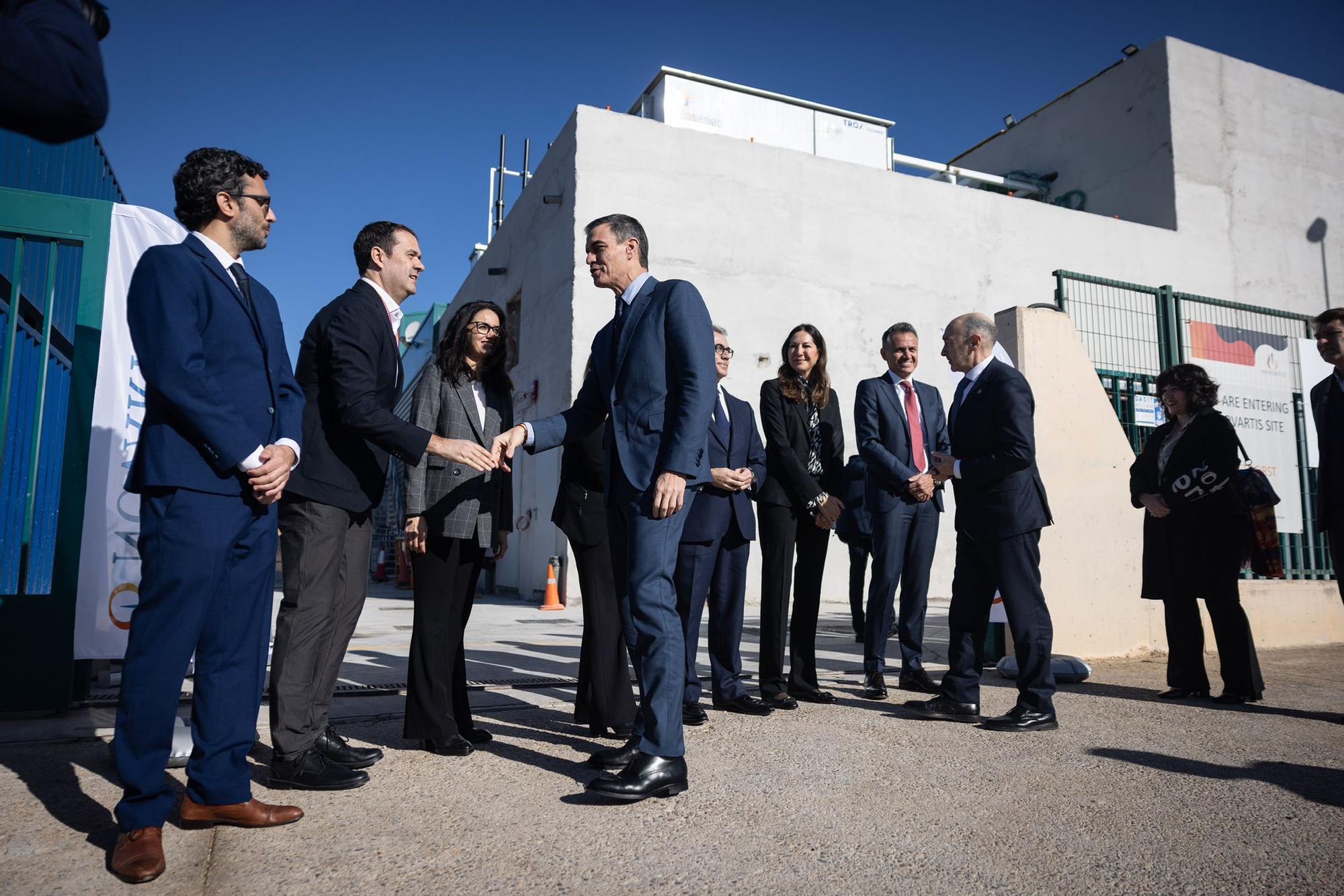 En imágenes | Pedro Sánchez visita las instalaciones de Novartis en La Almunia de Doña Godina