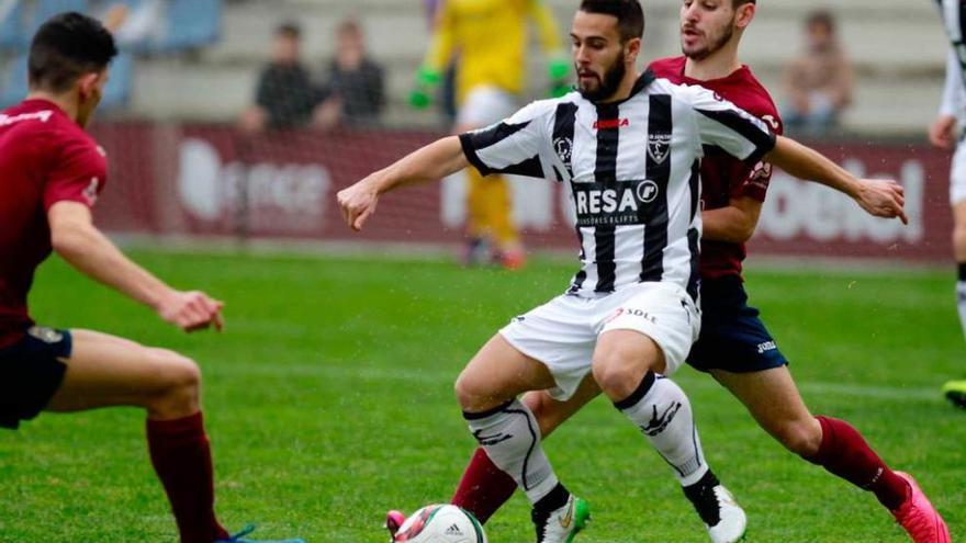 Keko intenta llevarse el balón entre dos jugadores del Pontevedra.