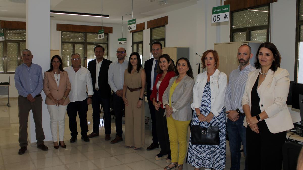 Rocío Blanco, en el centro, junto al resto de autoridades y técnicos, ayer en la oficina del SAE de Priego.