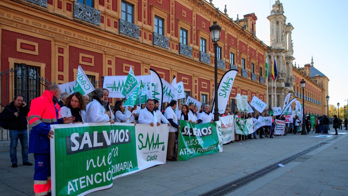 Profesionales sanitarios convocados por el Sindicato Médico Andaluz (SMA) durante una concentración ante la sede de la Presidencia de la Junta de Andalucía