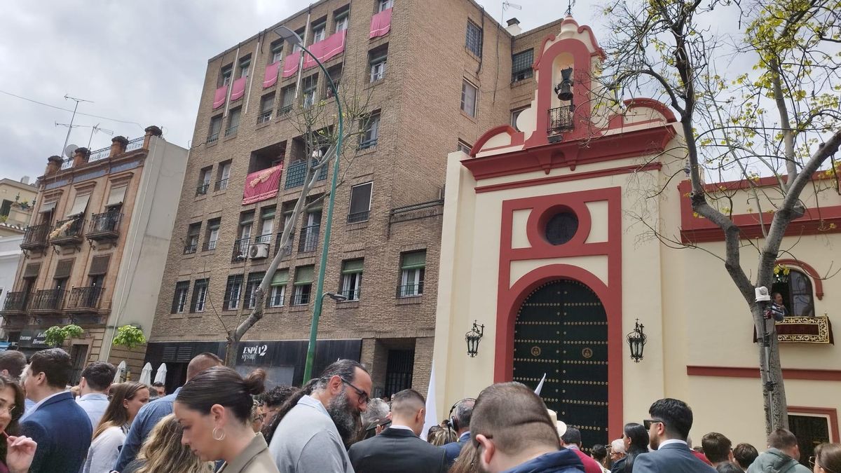 Así está la calle Recaredo a menos de media hora para la salida de la cruz de guía de la hermandad de Los Negritos.