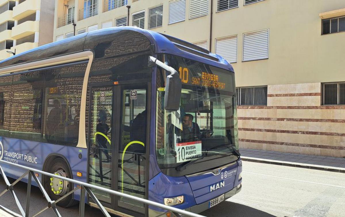 Un bus que cubre el trayecto entre Vila y el aeropuerto. | D.V.