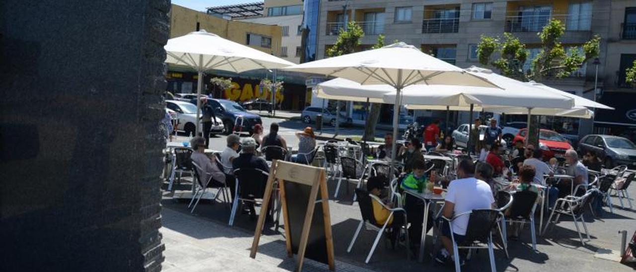 Una terraza en el centro urbano de Bueu, al lado de la playa de Banda do Río. |   // GONZALO NÚÑEZ