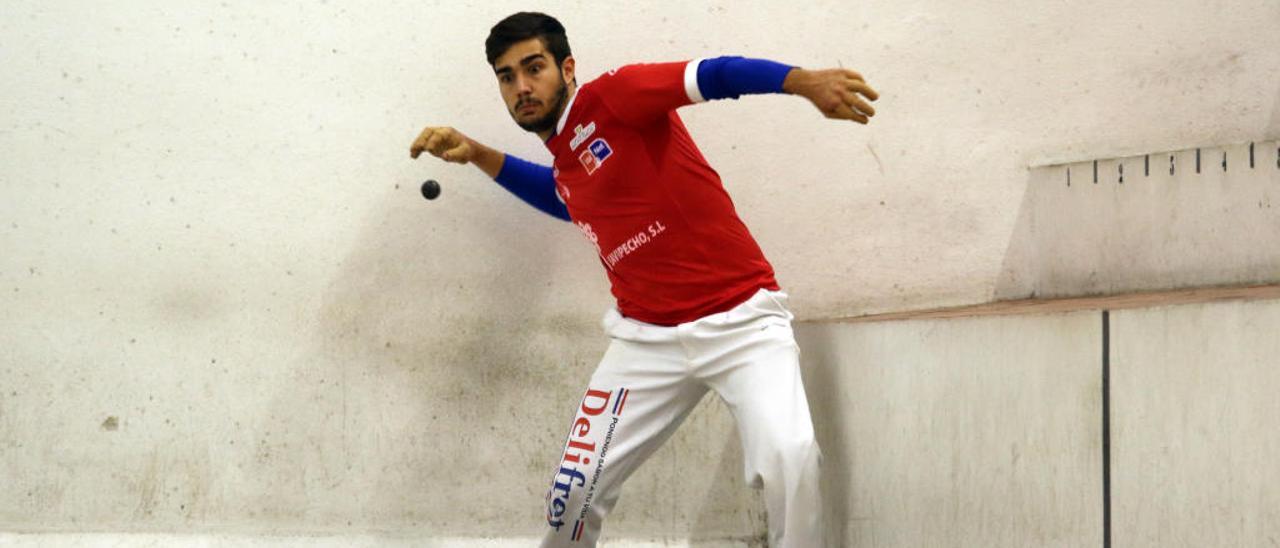 Francés colpeja la pilota durant una partida.