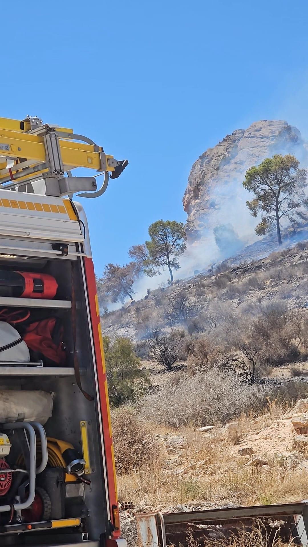 Controlado el incendio forestal que afectaba a la Sierra de Orihuela en La Aparecida