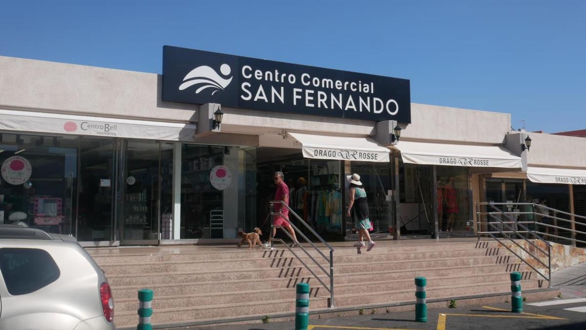 Fachada del Centro Comercial San Fernando, donde se ubica la agencia de viajes Aray Tours.