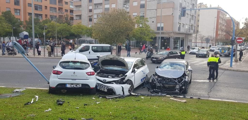 Fuerte accidente múltiple en una rotonda en Alicante